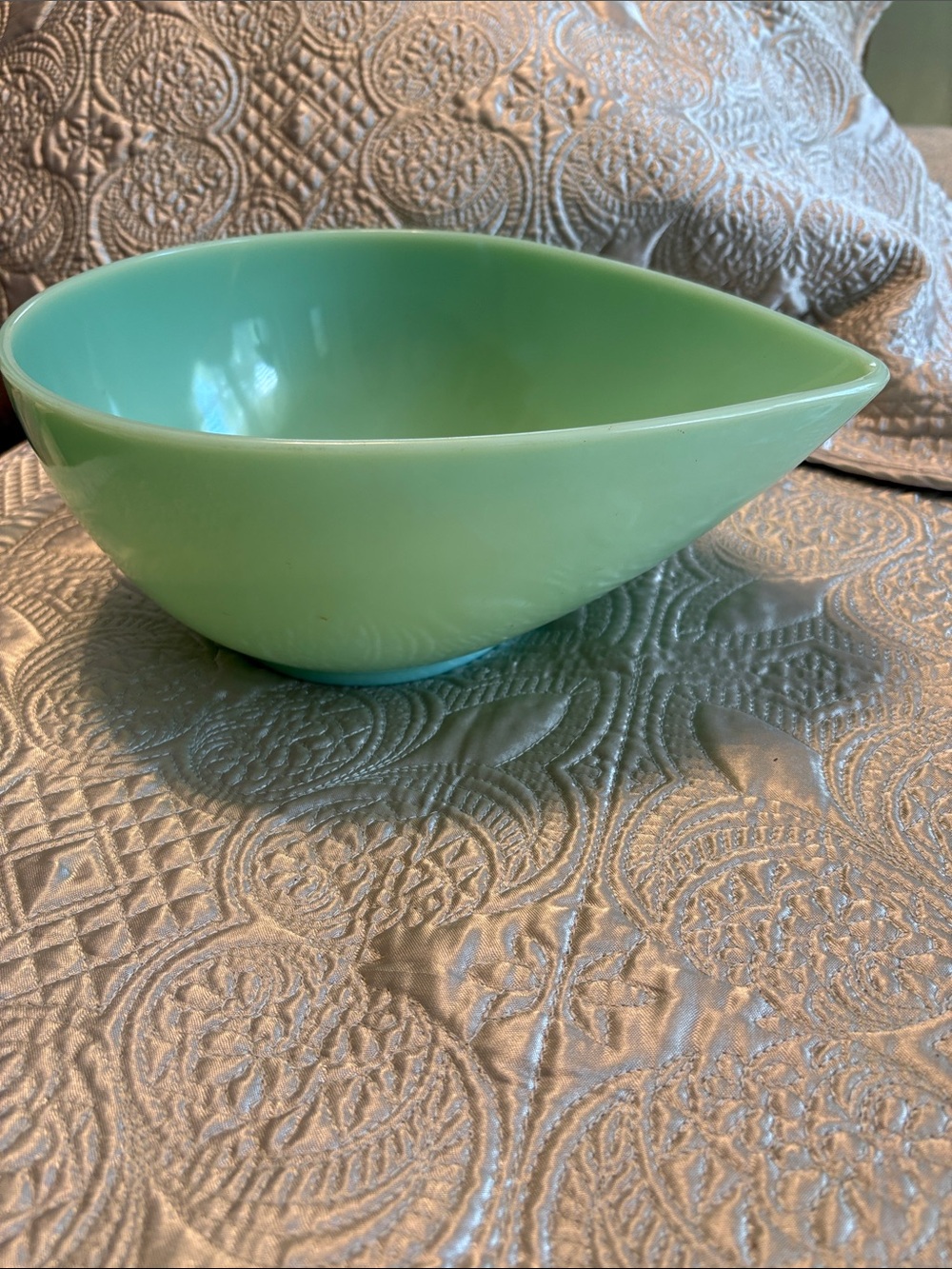 Beautiful, Perfect Condition Jadite Serving Bowl - Rare Teardrop 11 x 8 1/2 - Picture 6 of 9